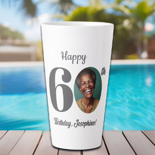 Frohe 60. Geburtstagsfoto mit Betonung Milchtasse