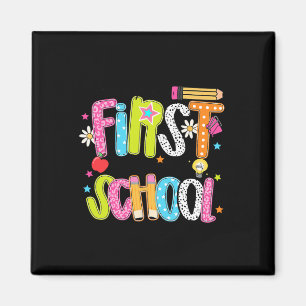 Frohe Einschulung, vorbereiteter Lehrer, Kinder zu Magnet