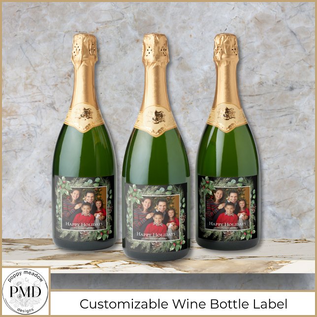 Frohe Feiertage Foto Kranz Grünzeug  (Happy Holidays Photo Wreath Greenery Botanical Sparkling Wine Bottle Label with Name, Year, Photo.)