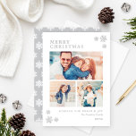 Frohe Festtage Elegantes Fotomaterial Silver Folien Feiertagskarte<br><div class="desc">Die elegante Weihnachts-Foto-Collage-Karte bietet "Season's Greetings" in echter Silber-Folie-Klassik und enthält eine minimale Collage von drei Foto-Räumen, eine individuelle Begrüßung und Platz, um den Familiennamen oder Familiennamen zu enthalten. Ein Muster silberner Winterschneeflocken betont die Vorderseite und ein komplementäres Weiß auf silbergrauem Winterschneeflockenmuster zieht die Rückseite der Karte an. Alle Farben...</div>
