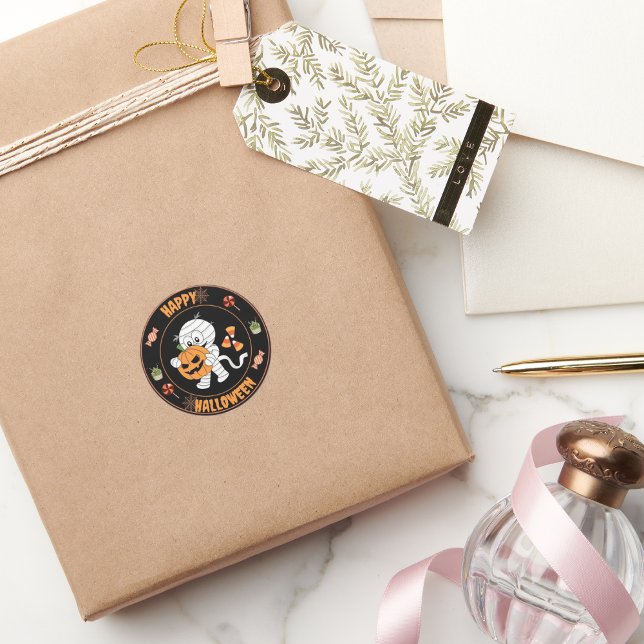 Frohe Halloween Mummy Wandern mit Kürbisaufkleber Runder Aufkleber (Von Creator hochgeladen)