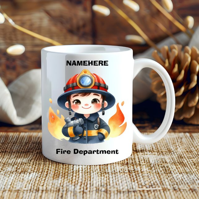 Frohe junge Feuerwehrfrau bereit zu kämpfen Kaffeetasse (Von Creator hochgeladen)