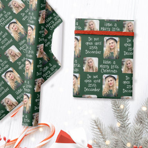 Frohe kleine Weihnachtsfeier am 25. Dezember Foto Geschenkpapier