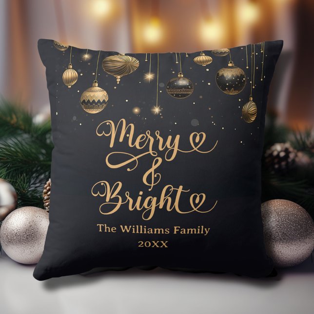 Frohe und helle Custom Gold Black Weihnachten Kissen (Merry and Bright Custom Christmas Throw Pillow in Black with Gold Ornaments, Family Name, Year.)