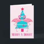 Frohe und helle rosa Flamingo Beach Weihnachten<br><div class="desc">Personalisierte und hellrosa Flamingos Beach Weihnachtsbaumkarte in klassisch rosa,  türkisfarben und aquamarinen tropischen Farbpalette. Eine großartige Weihnachtskarte für jeden,  der am Meer wohnt. Sie können diese Karte auch digital herunterladen,  um sie per E-Mail oder Text zu versenden oder auf Zuhause zu drucken!</div>