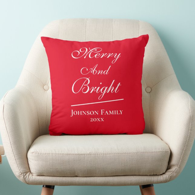 Frohe und helle Script Chic Red Christmas Kissen ("Merry And Bright' cheerful chic red Christmas throw pillow.)