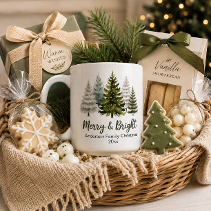 Frohe und helle Weihnachtsbaumen Familie halten Sa Kaffeetasse
