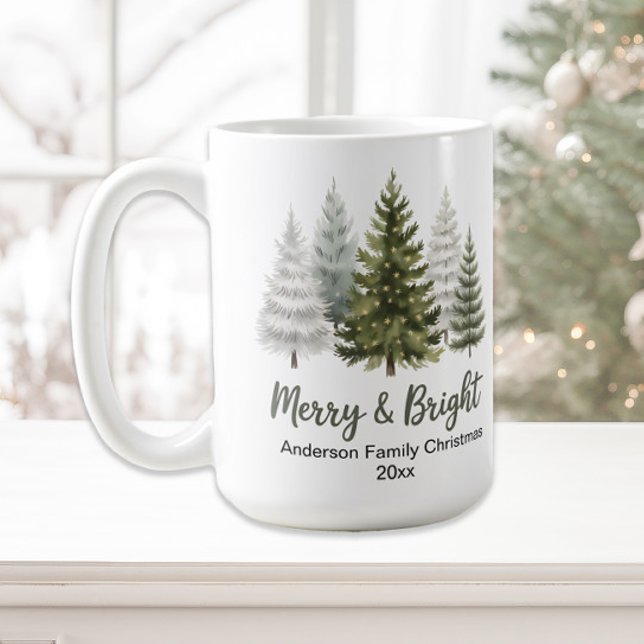 Frohe und helle Weihnachtsbaumen Familie halten Sa Kaffeetasse (Pine trees "Merry and Bright" family name Christmas mug)