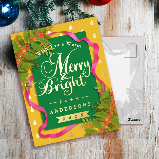 Frohe und helle Weihnachtsgrün Folien Feiertagspostkarte (Merry and Bright Christmas Yellow Green Foil Holiday Postcard)