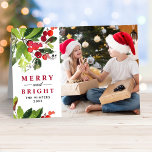 Frohe und helle Weihnachtswasserfarbe Foto Feiertagskarte<br><div class="desc">Ein wunderschönes Weihnachtsgrün-Aquarell-Design mit grünen Blätter und roten Beeren umrahmt Ihr 4, 25 x 5" Portrait-Foto. Personalisieren Sie den vorderen und inneren Text mit Ihrer bevorzugten Formulierung.</div>