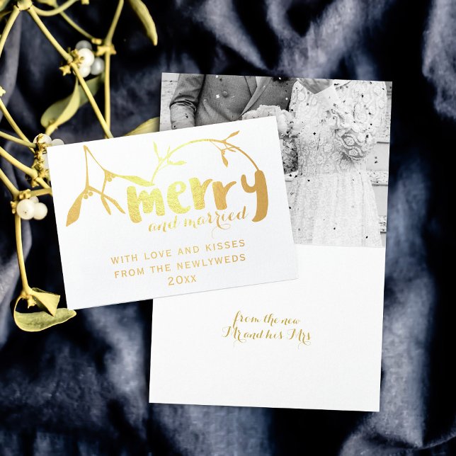 Frohe und Verheiratete Mistletoe Foto Weihnachtska Folienkarte (Add your photo and inside greeting to the Merry & Married Holiday Foil Card)