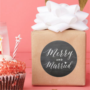 Frohe und verheiratete schwarze Kreidetafel-Hochze Runder Aufkleber