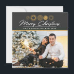 Frohe Weihnacht-Retro Goldexplosions-Foto-Gruß Feiertagskarte<br><div class="desc">Kontrastierendes Gold und tiefe Holzkohlentöne schaffen eine mutige und klassische Art für diesen Mitte des Jahrhunderts inspirierten Feiertagsentwurf. Schicken Sie das fröhlichste der Weihnachtswünsche mit einer Touch des retro Sonnendurchbruchscheins zum Ring im neuen Jahr! • Fertigen Sie es besonders an! Folgen Sie der Schablone, um Ihren eigenen personalisierten Text leicht...</div>