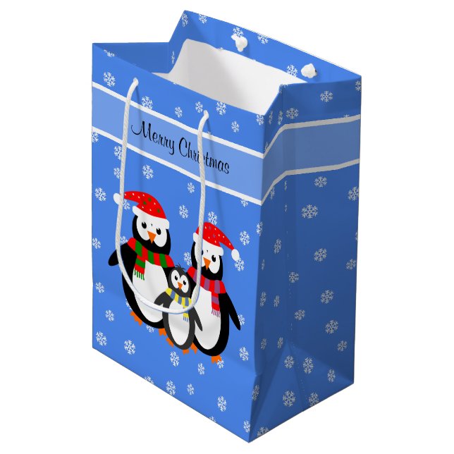 Frohe Weihnachten bearbeitbaren Text Pinguin Famil Mittlere Geschenktüte (Vorderseite Schrägansicht)