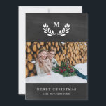 Frohe Weihnachten | Chalkboard-Look mit Foto<br><div class="desc">Diese rustikale Urlaubskarte verfügt über zwei eigene Fotos,  mit einem weißen Lorbeerkranz,  der Ihre Monografie auf einem schwarzen Chalkboard-Look umgibt.</div>