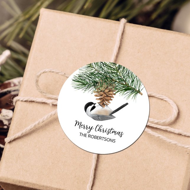 Frohe Weihnachten Chickadee auf Pinecone Runder Aufkleber (Von Creator hochgeladen)