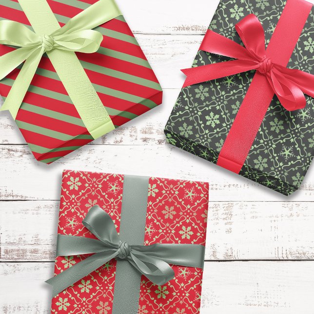 Frohe Weihnachten Einfache Minimalistische Script  Geschenkpapier Set (Christmas wrapping paper sheets with red and green snowflake pattern and simple stripes. )