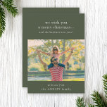 Frohe Weihnachten | Elegantes dunkelgrünes Foto<br><div class="desc">Eine elegante, moderne, familienfreundliche Foto-Feriengrüßkarte mit klassischem Typografie-Zitat "Wir wünschen Ihnen ein frohes Fest... und das glücklichste neue Jahr!" in Weiß. Das Design hat eine dunkelwaldgrüne Farbe. Das Foto, der Gruß und der Name lassen sich einfach an ein einzigartiges Design anpassen. Ein stilvolles, minimalistisches und zeitgenössisches Design, das sich in...</div>