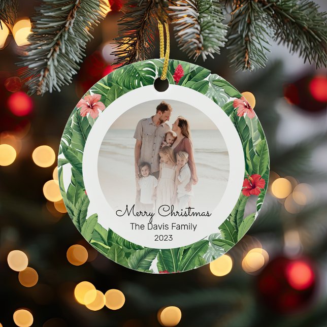 Frohe Weihnachten Familie Foto Tropische Blume Lea Keramik Ornament (Personalizable family photo Christmas ornament decorated with tropical green leaves and red flowers)