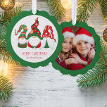 Frohe Weihnachten Gnomes Green Foto Ornament Karte<br><div class="desc">Fun Green Ferien Grußkarte,  die auch als Geschenk-Tag und ein Papierbaum-Ornament verwendet werden kann. An der Vorderseite stehen drei skandinavische Gnome mit saisonalen roten und grünen Hüten. Personalisieren Sie den "Frohen Weihnachten" Gruß und Ihren Namen unten und fügen Sie ein Foto auf der Rückseite.</div>