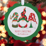 Frohe Weihnachten Gnomes Green Ornament Karte<br><div class="desc">Fun Urlaub Grußkarte,  die auch als Geschenk-Tag und ein Papierbaum-Ornament verwendet werden kann. An der Vorderseite stehen drei skandinavische Gnome mit saisonalen roten und grünen Hüten. Personalisieren Sie die "Frohe Weihnachten" Gruß und Ihren Namen am Ende.</div>