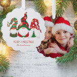 Frohe Weihnachten Gnomes Niedliches Foto Ornament Karte<br><div class="desc">Niedliche personalisierte Urlaubskarte,  die auch als Geschenk- und Baumschmuck verwendet werden kann. An der Vorderseite befinden sich drei skandinavische Zwerge mit saisonalen roten und grünen Hüten,  die "Frohe Weihnachtsgrüße" und Ihren Namen am unteren Ende des Raumes. Fügen Sie ein Foto auf der Rückseite hinzu.</div>
