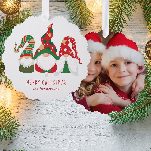Frohe Weihnachten Gnomes Niedliches Foto Ornament Karte (Share the love and warmth of the holiday season with a photo paper ornament card)