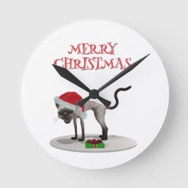 Frohe Weihnachten. Katze mit Weihnachtsmannmütze Runde Wanduhr