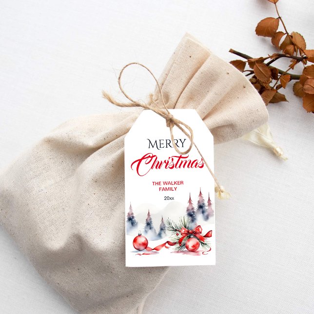 Frohe Weihnachten klassische rote Baubles und Kief Geschenkanhänger (Merry Christmas gift tag classical red baubles and a red ribbon snowy pines)