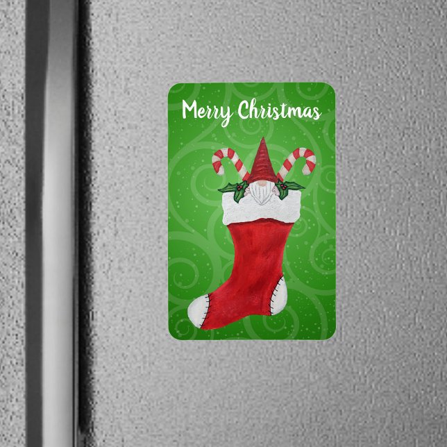Frohe Weihnachten Klein Gnome Strumpf Grünen Wirbe Magnet (Red stocking with cute gnome candy canes on green swirled Merry Christmas magnet.)