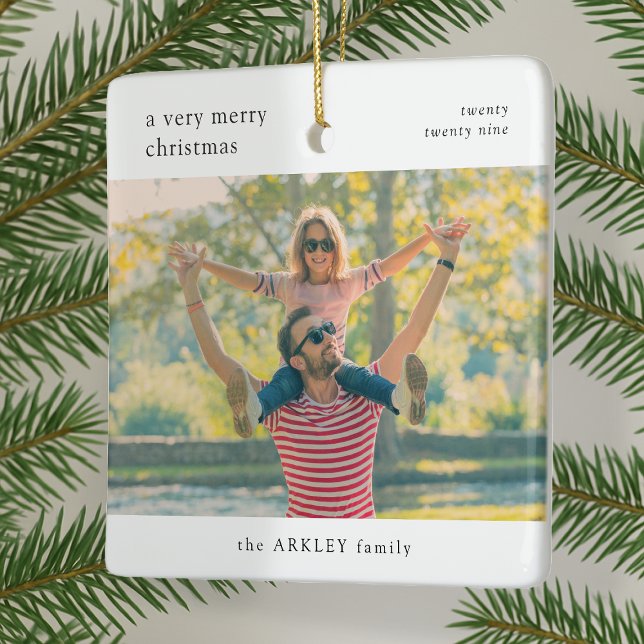 Frohe Weihnachten Minimal Simple White Family Foto Keramikornament (Von Creator hochgeladen)