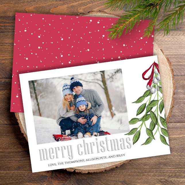 Frohe Weihnachten Modern Simple Mistletoe One Foto (Merry Christmas whimsical greenery mistletoe holiday photo card.)