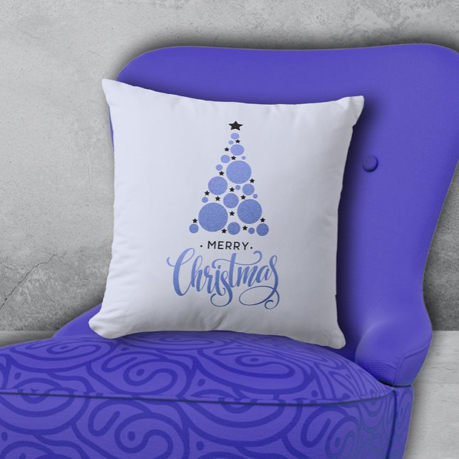 Frohe Weihnachten Moderne Blue Tree Urlaub Kissen (PIllow with Merry Christmas and modern blue Christmas tree on pale blue background. Choose size. )