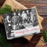 Frohe Weihnachten | Modernes Foto der Familiengrup<br><div class="desc">Schöne Fotoreise-Karte mit einem einfachen, modernen, minimalistischen "Frohe Weihnachten" Zitat-Banner in einem kirschroten Text auf einem halb transparenten Overlay Hintergrund. Diese vielseitige Karte kann mit Ihrem eigenen Foto, Familienname und Jahr personalisiert werden, um eine wirklich einzigartige und maßgeschneiderte Karte für die festliche Saison zu machen. Die Insider-Nachricht "Wünscht euch und...</div>