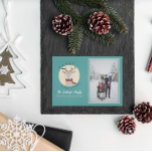 Frohe Weihnachten Niedliche Hirschfamilie Foto<br><div class="desc">Niedlich und festlich,  sind diese Foto Weihnachtskarten der ideale Weg,  um Ihren Freunden und der Familie in dieser Urlaubssaison herzliche Grüße zu schicken. Im Design steht ein niedlich gezeichnet Weihnachtsreber mit einem roten und grünen Schal mit dem Text "Frohe Weihnachten". Die Rückseite ist mit niedlichen,  handgezeichneten Lichtern versehen.</div>