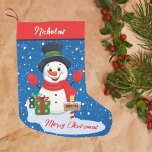 Frohe Weihnachten Niedlicher glücklicher Schneeman Kleiner Weihnachtsstrumpf<br><div class="desc">Feierlicher Snowman Weihnachten Strumpf Bringen Sie die Magie eines Winterwunderlandes in Ihre Zuhause mit diesem bezaubernden Weihnachtsfest Strumpf! Mit einem fröhlichen Schneemann umgeben von Geschenken, einer schneebedeckten Kulisse und "Frohe Weihnachten" am Ende ist es der perfekte Weg, die Saison zu feiern. Personalisieren Sie den Namen des glücklichen Empfängers an der...</div>