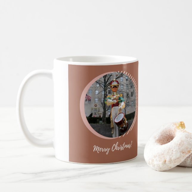 Frohe Weihnachten NYC Rockefeller Plaza Drummer Bo Kaffeetasse (Mit Donut)