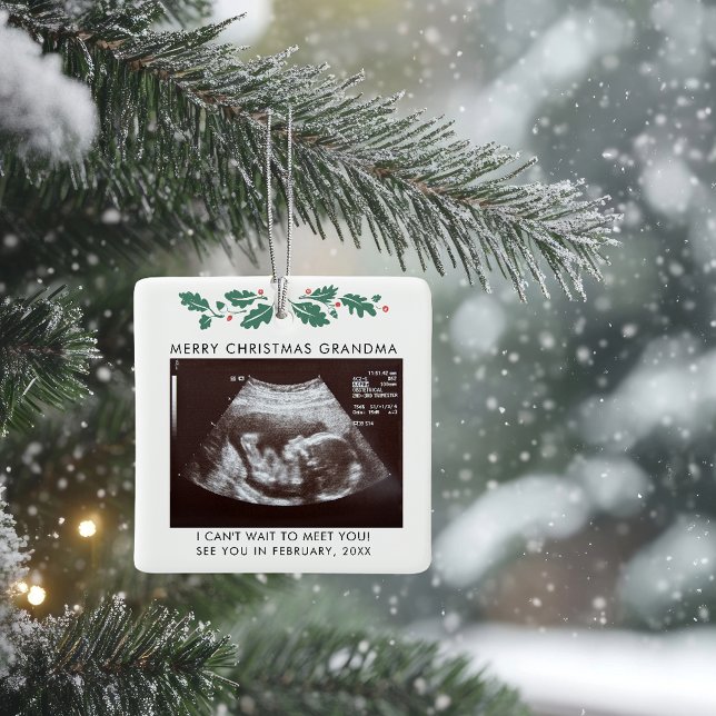 Frohe Weihnachten Oma Pregnancy Baby Scan Foto Keramikornament (Christmas Holiday Pregnancy Announcement Square White Ceramic Ornament)