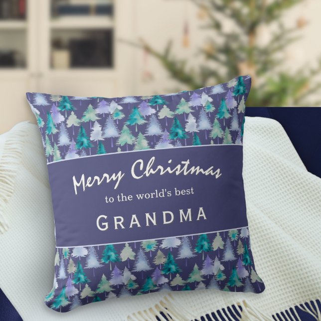 Frohe Weihnachten Oma Wasserfarben Bäume Custom Kissen (A stylish throw pillow with 'Merry Christmas to the world's best Grandma' and winter trees pattern)