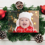 Frohe Weihnachten Personalisiertes White Script Fo<br><div class="desc">Elegante Frohe Weihnachts-Foto-Flachkarte mit schönem kursiven Drehbuch in Weiß. Diese modernen Baby-Fotokarten zeichnen sich durch eine prächtige Typografie und Ihren eigenen Text über das komplette Blutbild in weiß oben aus. Ideal,  um ein lächelndes Baby oder glückliches Kind zu feiern.</div>