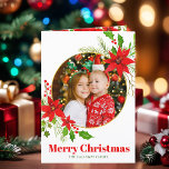 Frohe Weihnachten Poinsettia Familienbrief Foto<br><div class="desc">Eine wunderschöne rote Poinsettienblüte mit heiligen Blättern umkreist Ihr festliches Foto über frohen Weihnachten. Helle und fröhliche Kids fotografieren Urlaubskarten mit hübschen Blume und Blätter,  die den oberen und unteren Rand des Innenraums um Ihren Jahresbrief herum bilden. Fügen Sie ein zweites Bild auf der Innenseite verlassen.</div>