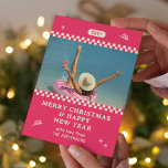 Frohe Weihnachten Retro Rosa Foto Personalisiert<br><div class="desc">Frohe Weihnachten Retro Rosa Foto Personalisiert Familienname Moderne Weihnachtskarten mit dem Text "Frohe Weihnachten & Glück Neues Jahr" in der modernen Schrift Typografie ein Foto, das Sie am liebsten finden. Ideal für Weihnachten, um Freunde und Familie zu schicken. FOTO TIPP: Zentrieren Sie Ihre Fotos vor dem Hochladen nach Zazzle. Designed...</div>