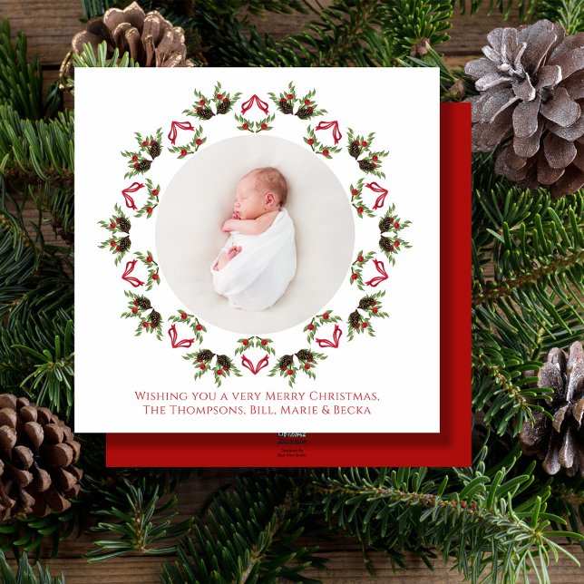Frohe Weihnachten Rote Calligraphie Ein Foto (Christmas holiday greenery and pine cones wreath mandala design square photo card. )