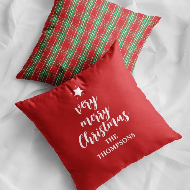 Frohe Weihnachten Rote Typografie Personalisiert Kissen (Merry Christmas red plaid custom throw pillow)