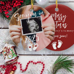 Frohe Weihnachten sehen Sie im Foto 2025 Schwanger Keramik Ornament<br><div class="desc">Modern lustig sehen Sie in 2025 Drehbuch,  Fußabdrücke und rote Herzen neue Babys erwarten Eltern Sake Frohe Weihnachten aus Mama's Bauch roten Baum-Ornament mit Ihrem individuellen Ultraschall Foto.</div>