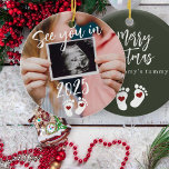 Frohe Weihnachten sehen Sie im Foto 2025 Schwanger Keramik Ornament<br><div class="desc">Modern lustig sehen Sie in 2025 Drehbuch,  Fußabdrücke und rote Herzen neue Babys erwarten Eltern Sake Frohe Weihnachten aus Mama's Bauch dunkelgrünen Baum-Ornament mit Ihrem individuellen Ultraschall Foto.</div>