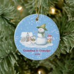 Frohe Weihnachten Snowman Holiday Grandma Opa Keramik Ornament<br><div class="desc">Frohe Weihnachten Snowman Holiday Oma Opa Keramik Ornament macht Spaß mit fließendem Schnee auf dem Schneemann,  Mäuse und Häuser in einem Winterwunderland. Personalisieren Sie es mit Ihren Informationen.</div>