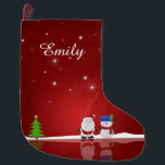 Frohe Weihnachten Snowman und Weihnachten Großer Weihnachtsstrumpf<br><div class="desc">Eine niedliche Weihnachtsabbild mit einem Schneemann,  dem Weihnachtsmann,  einem Weihnachtsbaum,  Schnee und Sternen auf rotem Hintergrund.</div>