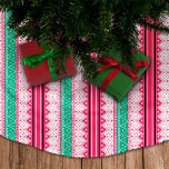 Frohe Weihnachten & Ugly Sweater Wünsche Polyester Weihnachtsbaumdecke<br><div class="desc">Machen Sie sich mit unserem Ugly Sweater Weihnachtsbaum-Rock auf die Feier der Saison vorbereitet! Dieses festliche und lustige Design und hässliches Pullover-Muster in Retro-Rot und Grün, das perfekt mit unserer fröhlichen Weihnachts- und Ugly Weihnachts-Rentierkollektion abgestimmt ist für diesen perfekten Urlaub. Ob Sie sich selbst überzeugen oder einem Freund etwas schenken,...</div>