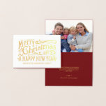 Frohe Weihnachten Vintage Chalkboard Gold Foil Folienkarte<br><div class="desc">Vintager Chalkboard Stil handgeschriebene Weihnachtstypografie gefaltete Feiertagskarten mit optionalem Foto. Elegant schimmernde Folie unterstreicht die festliche, handgezeichnet Retro-Schrift und die extravaganten Wirbel. Fügen Sie ein Foto hinzu und erstellen Sie Ihre eigene, individuelle Nachricht mit unserer einfachen Vorlage, oder kreativ und ändern Sie den Hintergrund, die Textstile und die Farbgebung. Passende...</div>